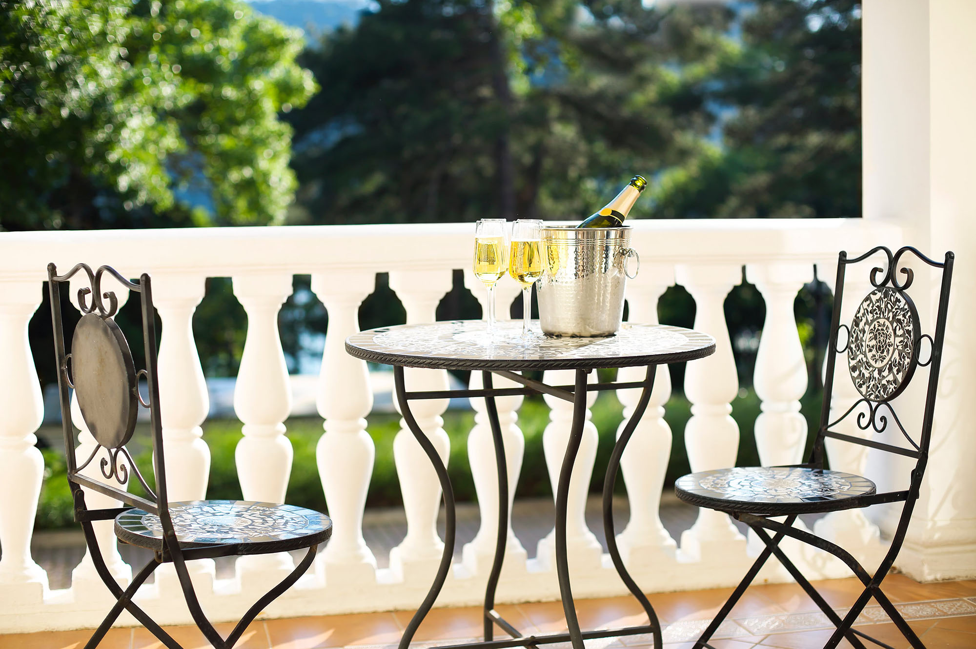 sparkling-wine-in-glasette